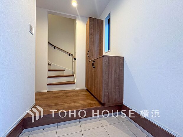 上質感漂う玄関と廊下。居住者の帰り、訪れる方を優しく迎えてくれます。