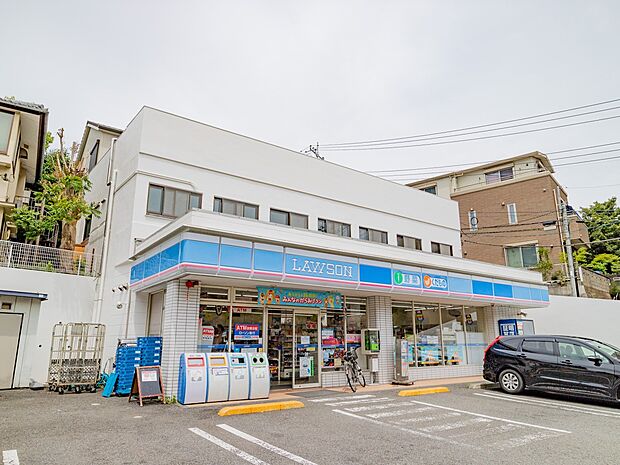 ローソン 三ッ沢下町店 270m 近くにあるとちょっとした買い物にも便利ですね。