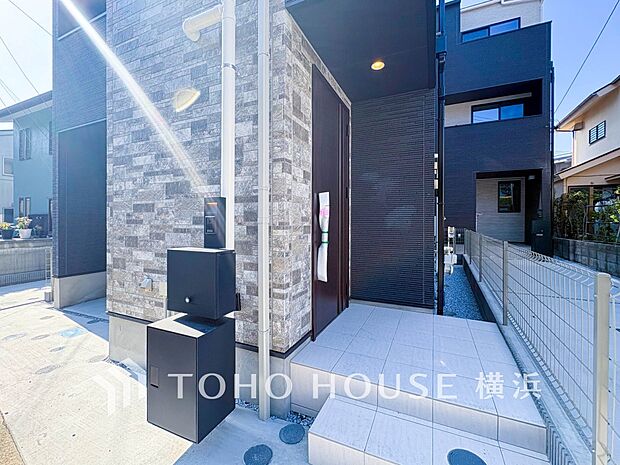 デザイン性の高いエントランスは、住む方のプライドを満たすクオリティ。