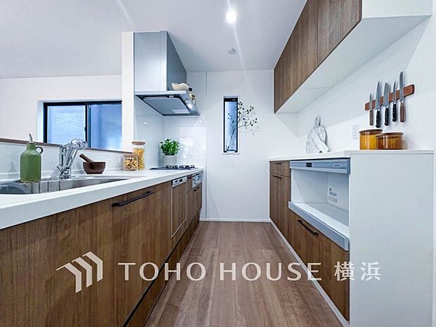 機能性とデザイン性を兼ね備えたシステムキッチン。(家具・装飾品はAI加工です)