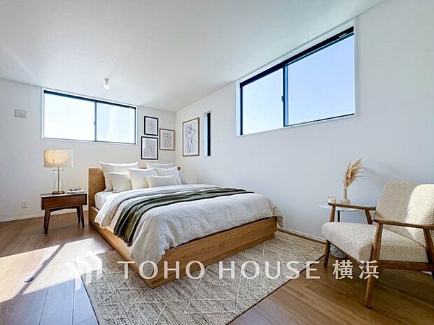 通風・採光にも優れ、プライベートな自分時間を快適に過ごせるお部屋。(家具・装飾品はAI加工です)