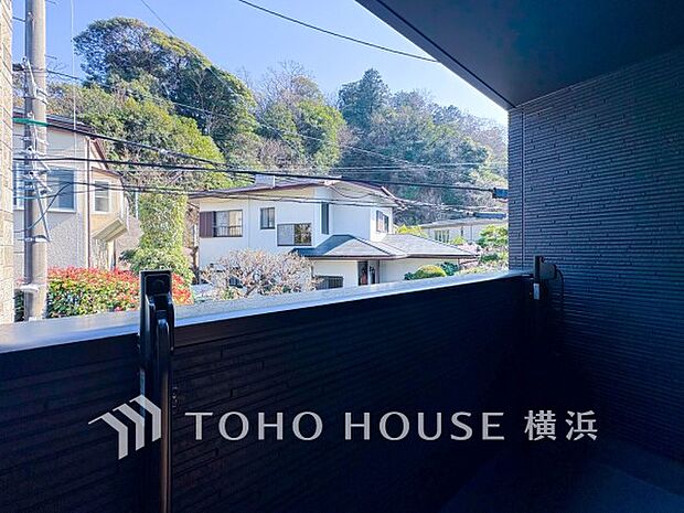 休日にまとめてお洗濯される方も安心のバルコニー。