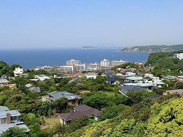 披露山公園 1600m 披露山の頂上にあり、逗子市全景、江の島、相模湾の海岸線、富士山などを一望できる景勝です。