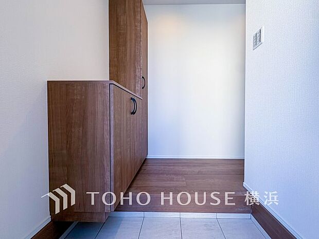 上質感漂う玄関と廊下。居住者の帰り、訪れる方を優しく迎えてくれます。