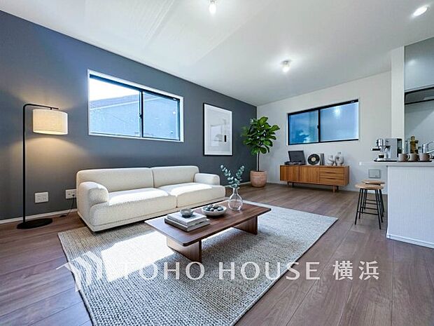 明るく開放的な空間が広がるLDK。(家具・装飾品はAI加工です)