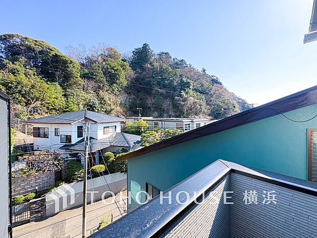 木々の緑がまぶしい、豊かな緑と静寂。ずっと見ていたいと思わせてくれる景色。
