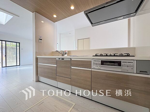 機能性とデザイン性を兼ね備えたシステムキッチン。リビングとの一体感も考慮され、美しい空間が実現。