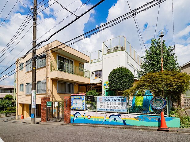 もみじ保育園 1200m 幼児クラスでは、午前中に課題保育を実施。体操や音楽・英語等の科目を設けています。