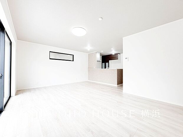 明るく開放的な空間が広がるLDK。室内には豊かな陽光が注ぎ込み、爽やかな住空間を演出。