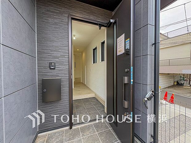 デザイン性の高いエントランスは、住む方のプライドを満たすクオリティ。