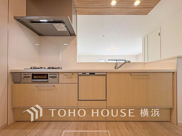 機能性とデザイン性を兼ね備えたシステムキッチン。リビングとの一体感も考慮され、美しい空間が実現。