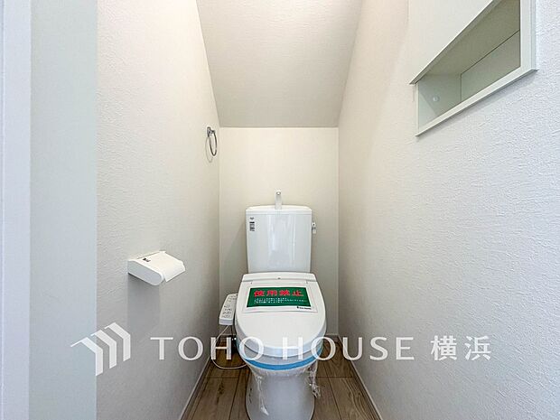 換気と明るさに配慮した、清潔感溢れるトイレ。落ち着いた空間で安らぎのひとときをお過ごしいただけます。