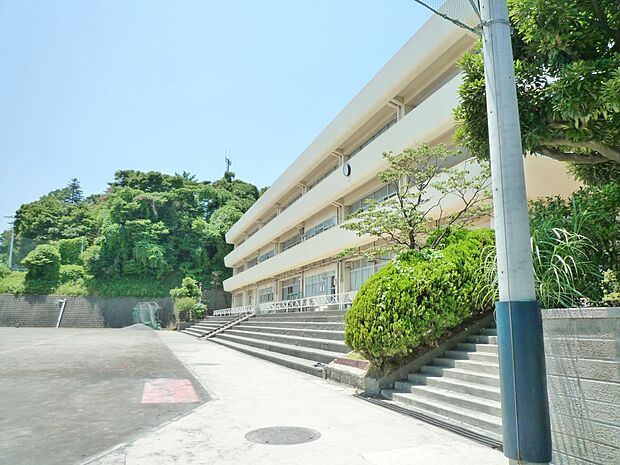 横浜市立上の宮中学校 850m 徒歩11分。部活などで帰りが遅くなっても安心の距離感です。