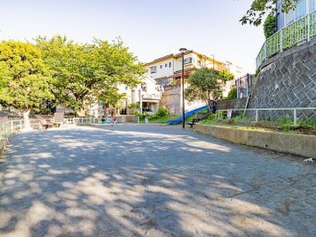 港南六丁目公園 400m 長い滑り台と広場、木陰にはベンチ。住宅地の中に溶け込むように存在する児童公園です。