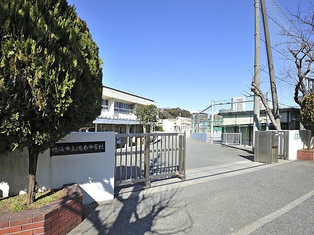 横浜市立港南中学校 950m 徒歩12分。部活などで帰りが遅くなっても安心の距離感です。