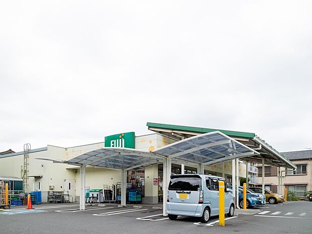Fuji菅田店 1100m 宅配サービスも行っていますので、お水やお米などの重たいものを購入の際利用すると便利です。