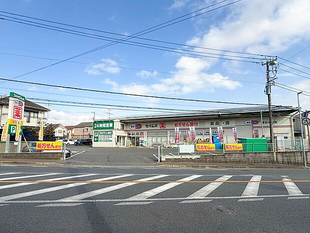 ドラッグセイムス港北小机店 400m 医薬品や化粧品だけでなく、食料品や日用品も豊富に揃っています。調剤薬局も併設しています。