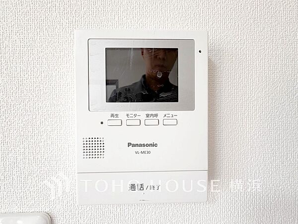 誰が来てもわかる様にモニター付きインターホンを設置。快適と安らぎを合わせた優しい設計。