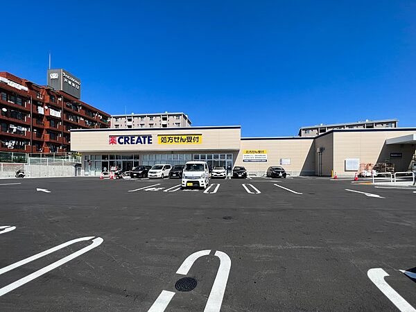 クリエイトエス・ディー戸塚中央汲沢店　600m　お薬や日用品はもちろん、冷蔵食品・冷凍食品・精肉・野菜などをお手ごろ価格で取り揃える頼もしいお店。