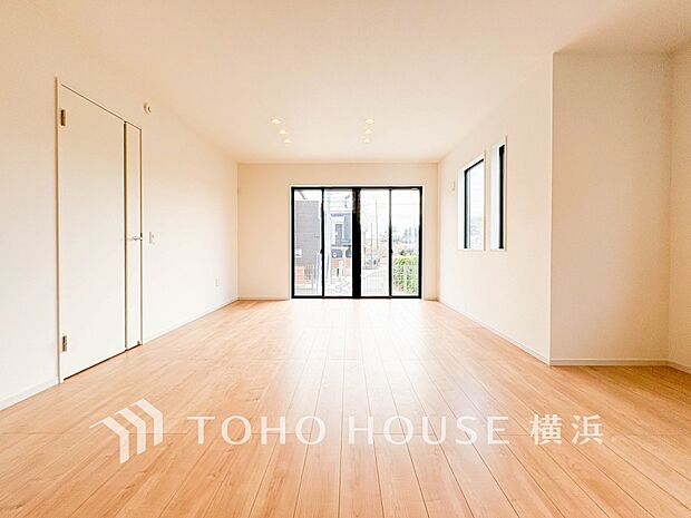 明るく開放的な空間が広がるLDK。室内には豊かな陽光が注ぎ込み、爽やかな住空間を演出。