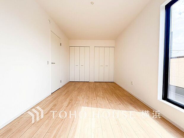 一日の疲れをいやしてくれる寝室。時を忘れて過ごす場所として過ごせるお部屋。