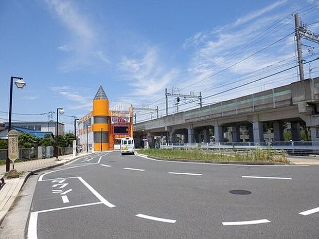 相鉄いずみ野線「いずみ中央」駅　640m　相鉄ローゼン・ライフなど、スーパーに直結しているので、駅を利用したついでにすぐに買い物ができます。   