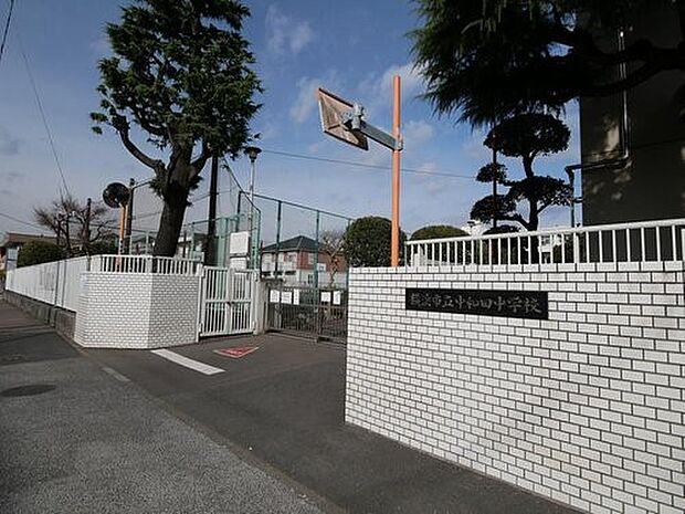 横浜市立中和田中学校　1000m　徒歩13分。部活などで帰りが遅くなっても安心の距離です。 