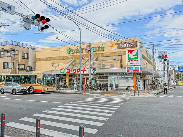 ヨークマート立場店　1200m　駅前のお安いスーパーは、お出かけ帰りついでにお買い物ができるので便利ですね。 