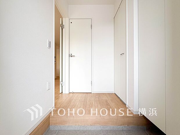 上質感漂う玄関と廊下。居住者の帰り、訪れる方を優しく迎えてくれます。