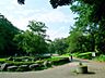 周辺：三ッ池公園　1200m　78品種、およそ1600本のサクラが楽しめる公園。春にはお花見のお客さんで賑わいます。 