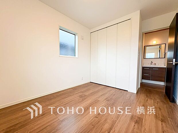 一日の疲れをいやしてくれる寝室。時を忘れて過ごす場所として過ごせるお部屋。
