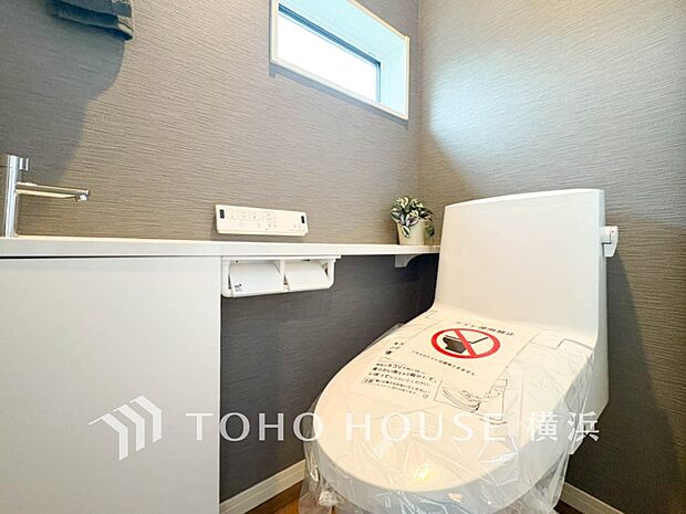 換気と明るさに配慮した、清潔感溢れるトイレ。落ち着いた空間で安らぎのひとときをお過ごしいただけます。