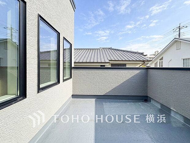 心地よい陽射しや暖かな風を楽しむことが出来るバルコニー。