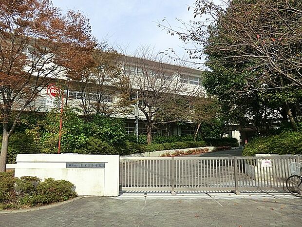 横浜市立能見台小学校 500m 徒7分。小学校が近いのは子育てファミリーにもおすすめのポイントです。