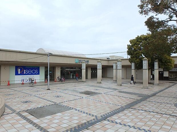 京急ショッピングプラザ能見台 350m 京急ストア・ハックドラッグ・100円ショップ・クリーニング店・イレブンカット・生花店などが入店。