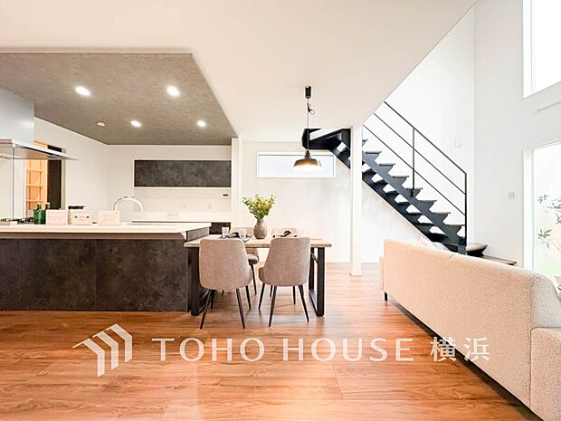 忙しい朝でも、しっかり家族が揃って食事をして頂けるゆとりある大きさのダイニングスペース。