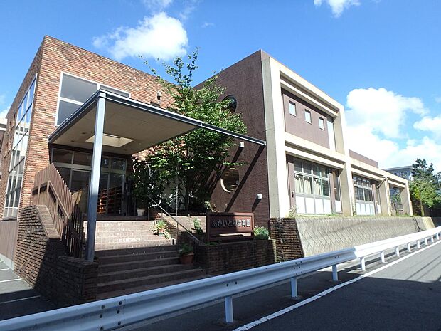 幼保連携型認定こども園あかいとりこども園 450m 広い園庭を駆け回ったり季節の花々や虫などの生き物にもふれることができるのびのびした環境の保育園です。