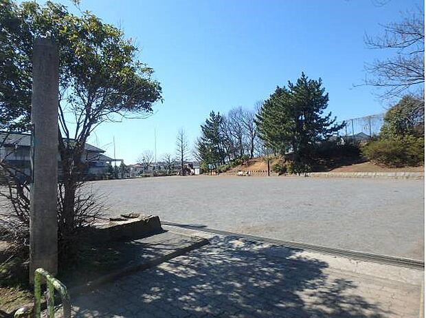 三王山公園 850m お子様が走り回れる広場や遊具、深く涼しげな森林に囲まれた小広場などがあります。