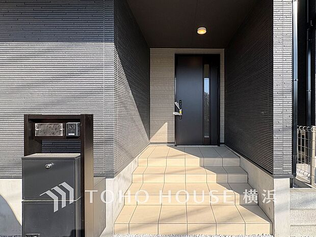 お住まいの顔となる玄関。住まう方のプライドを満たすクオリティを備えています。