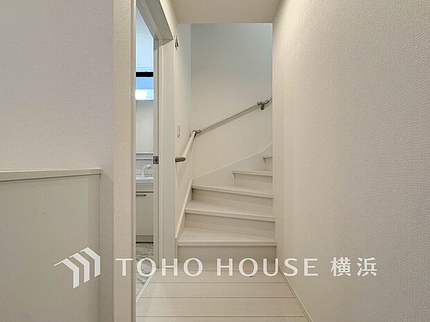 各フロアを結ぶ階段。集いの空間と一人の時間を楽しむプライベートルームをバランスよく繋いでいます。