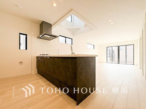 機能性とデザイン性を兼ね備えたシステムキッチン。リビングとの一体感も考慮され、美しい空間が実現。