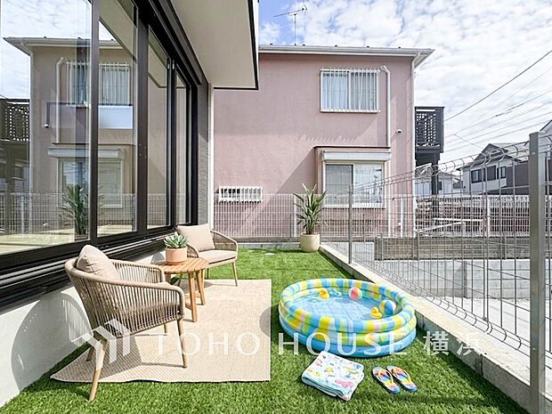 何気ない日常に彩りを加え、家族の笑顔が増えるお庭のある暮らし。(装飾品はAI加工です)