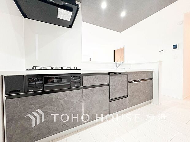 機能性とデザイン性を兼ね備えたシステムキッチン。リビングとの一体感も考慮され、美しい空間が実現。