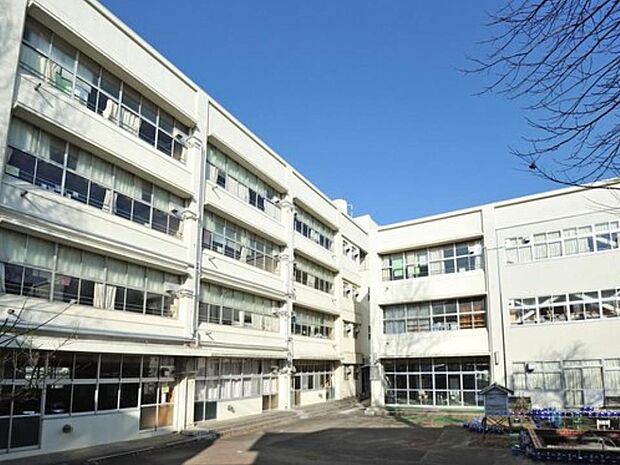 横浜市立港北小学校 500m 徒歩7分。小学校が近いのは子育てファミリーにもおすすめのポイント。