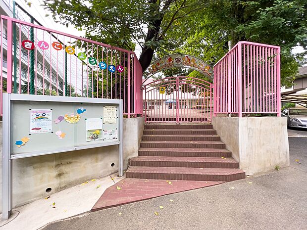 金港幼稚園 700m アットホームな幼稚園です。保育終了後17時半までの預かり保育もあり、働くママも安心です。