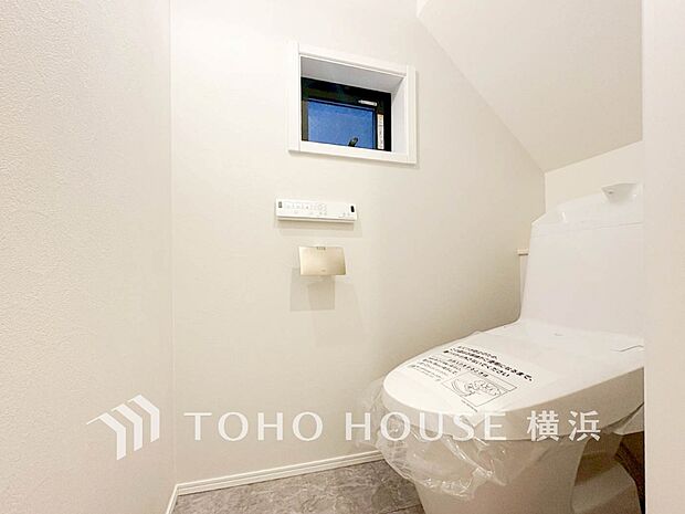 換気と明るさに配慮した、清潔感溢れるトイレ。落ち着いた空間で安らぎのひとときをお過ごしいただけます。