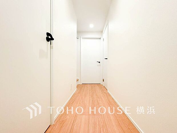 清潔感漂う廊下。各お部屋をつなぐ主要空間として美しく存在しています。