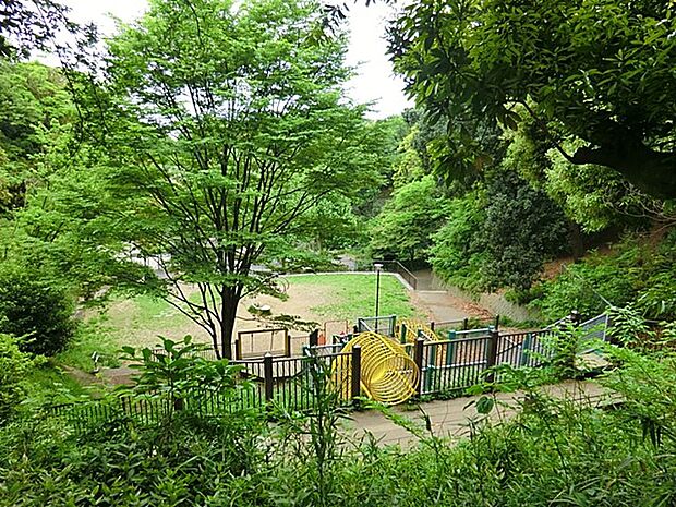 弘明寺公園 600m ウォーキングコースなど、ゆったりと落ち着いた雰囲気の中を散歩することができる公園です。