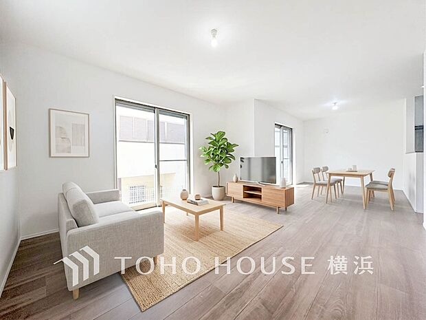 家族と過ごす時間を大切にしたい方にぴったりの明るくゆとりある住空間です(家具・装飾品はAI加工です)