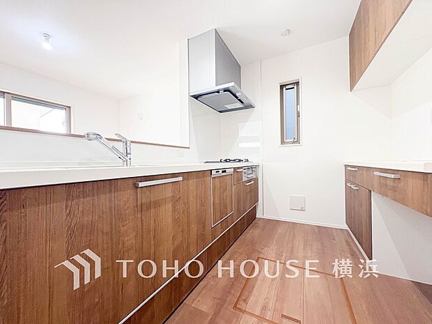 明るい自然光が入るキッチン。家族そろってキッチンに立っても調理がしやすく余裕の広さ。